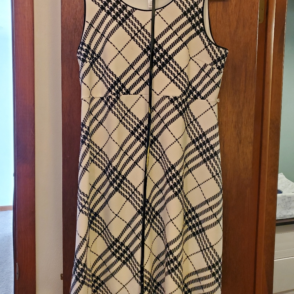 Black/white maternity dress with black belt (belt slight warn). Motherhood XL